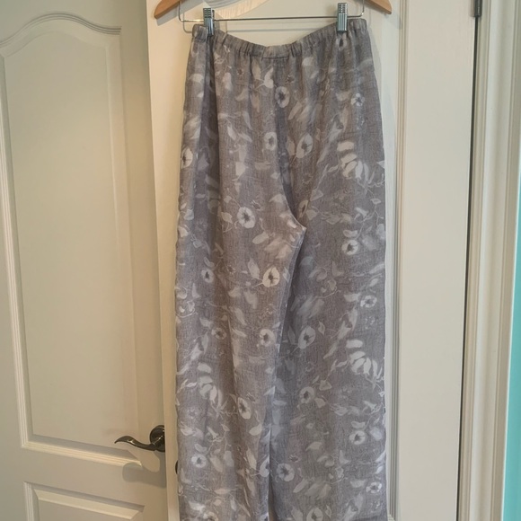 Women’s Pants - Picture 4 of 7